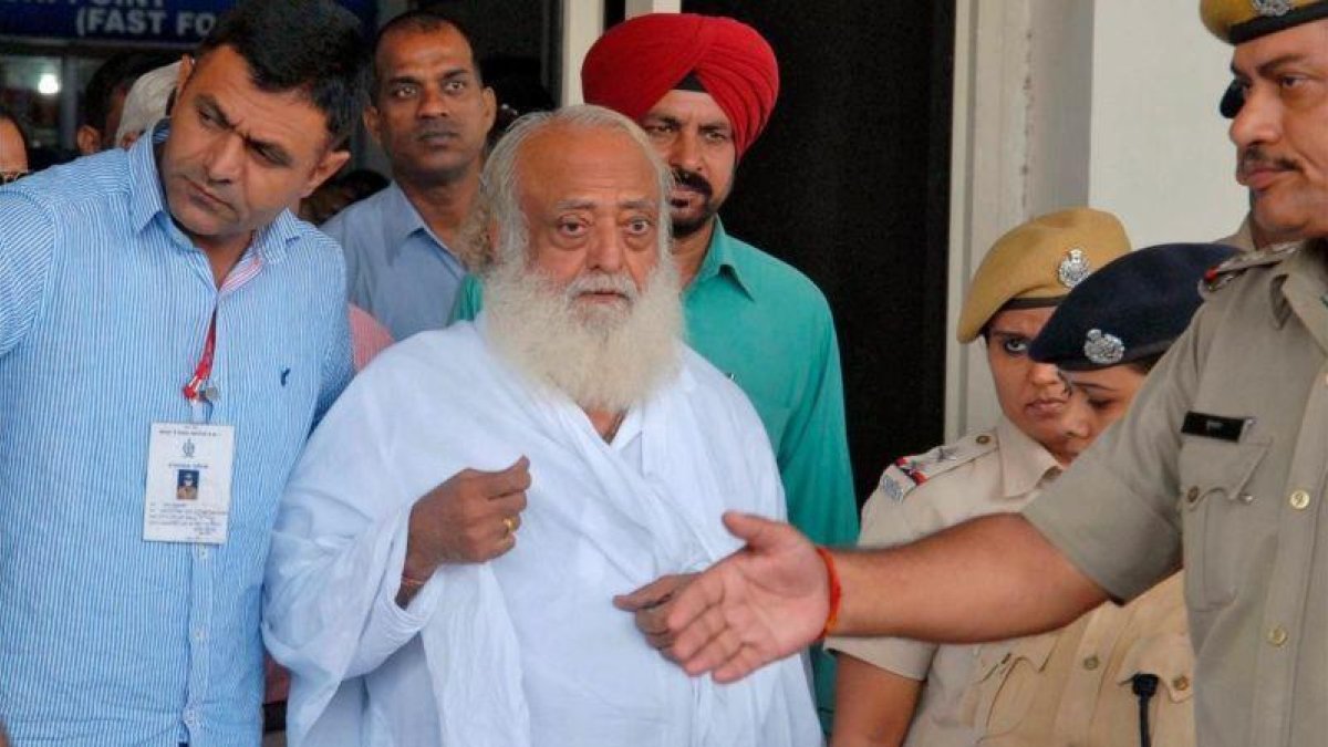 Foto de archivo de la policía escoltando al gurú Asaram Bapu después de su arresto en el 2013 por la denuncia de violación.-REUTERS