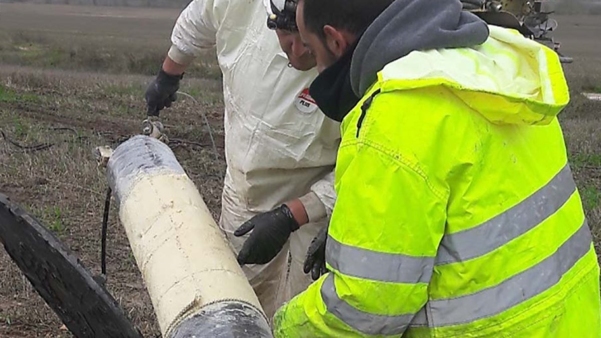 Trabajadores de una empresa contratada por Acciona para reparar juntas en el colector. ECB
