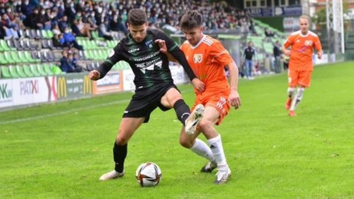 Lance del partido disputado en Las Llanas. SESTAO RC