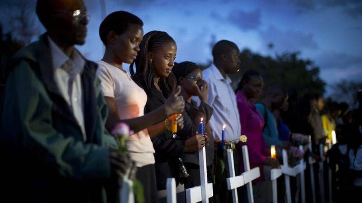 Ciudadanos kenyanos sujetan velas en recuerdo de las víctimas de la masacre de Garissa, donde murieron 148 estudiantes.-Foto: AP