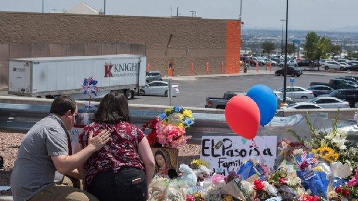 Ofrendas en el lugar del tiroteo en El Paso, Tejas.-AFP