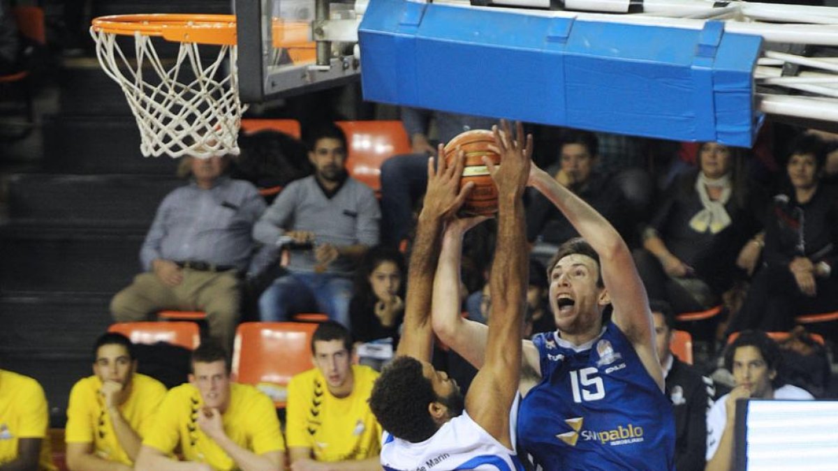 Adón frena a Edu Martínez en un lance del partido de ayer.-ISRAEL L. MURILLO