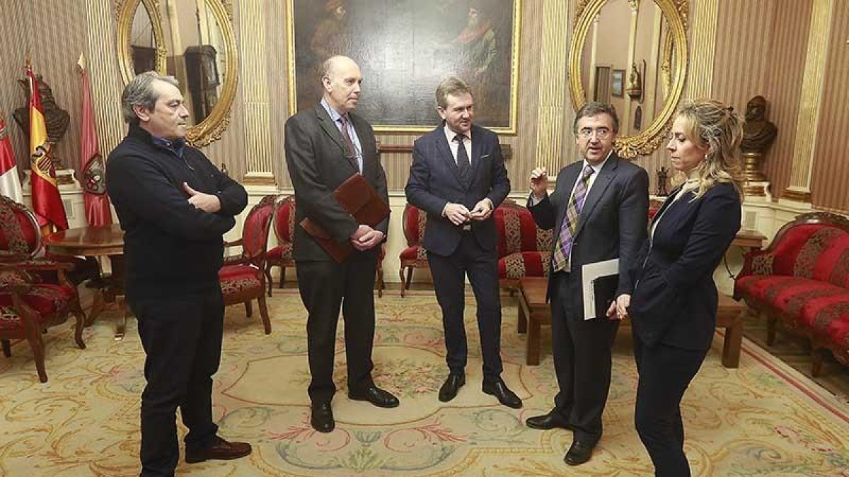 De derecha a izquierda: Ana Bernabé, Ángel Marinero, Javier Lacalle, José María Enseñat y Agustín Herrero.-RAÚL G. OCHOA