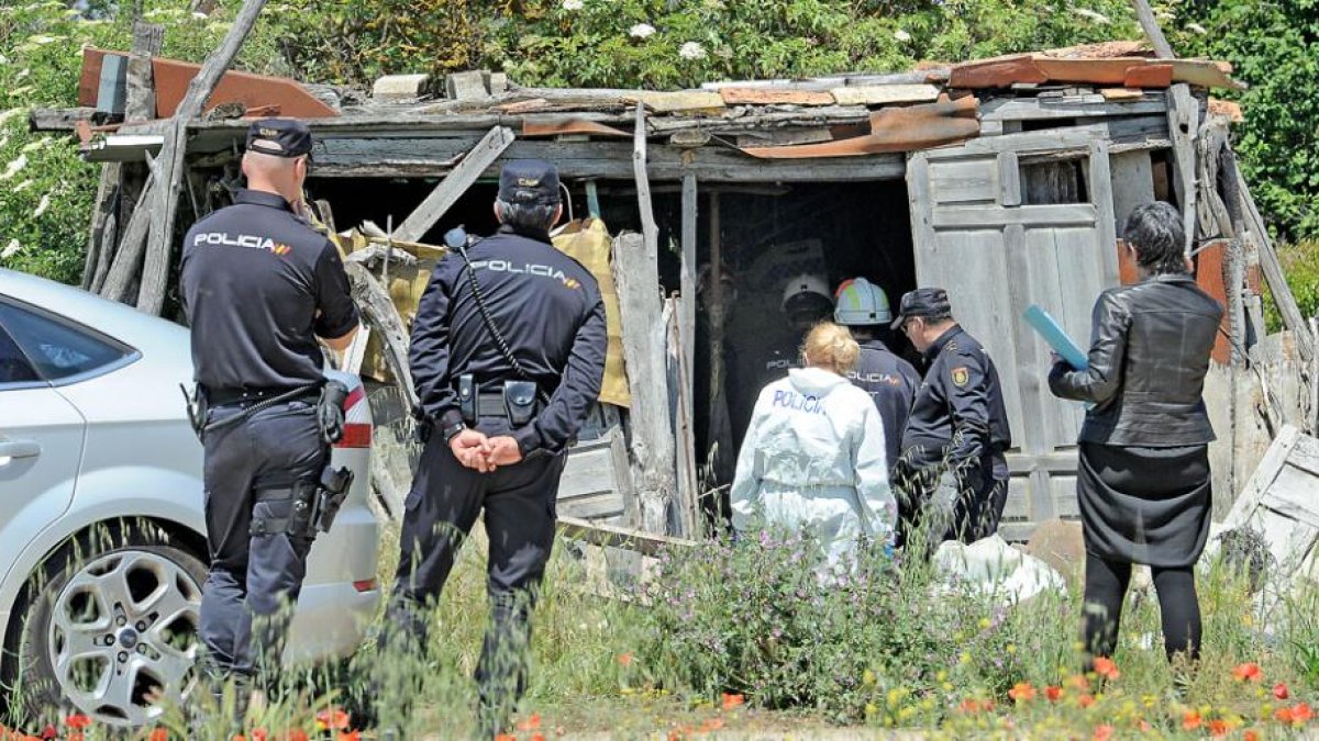 La Policía Científica y el Grupo Operativo de Intervenciones Técnicas (GOIT) examina una caseta situada a escasos metros de la vivienda del sospechoso en La Parte de Bureba-ISRAEL L. MURILLO