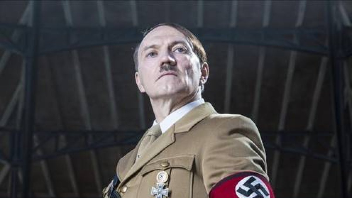 El actor que interpreta a Hitler, en 'Un mundo en guerra'.-Foto: CANAL HISTORIA