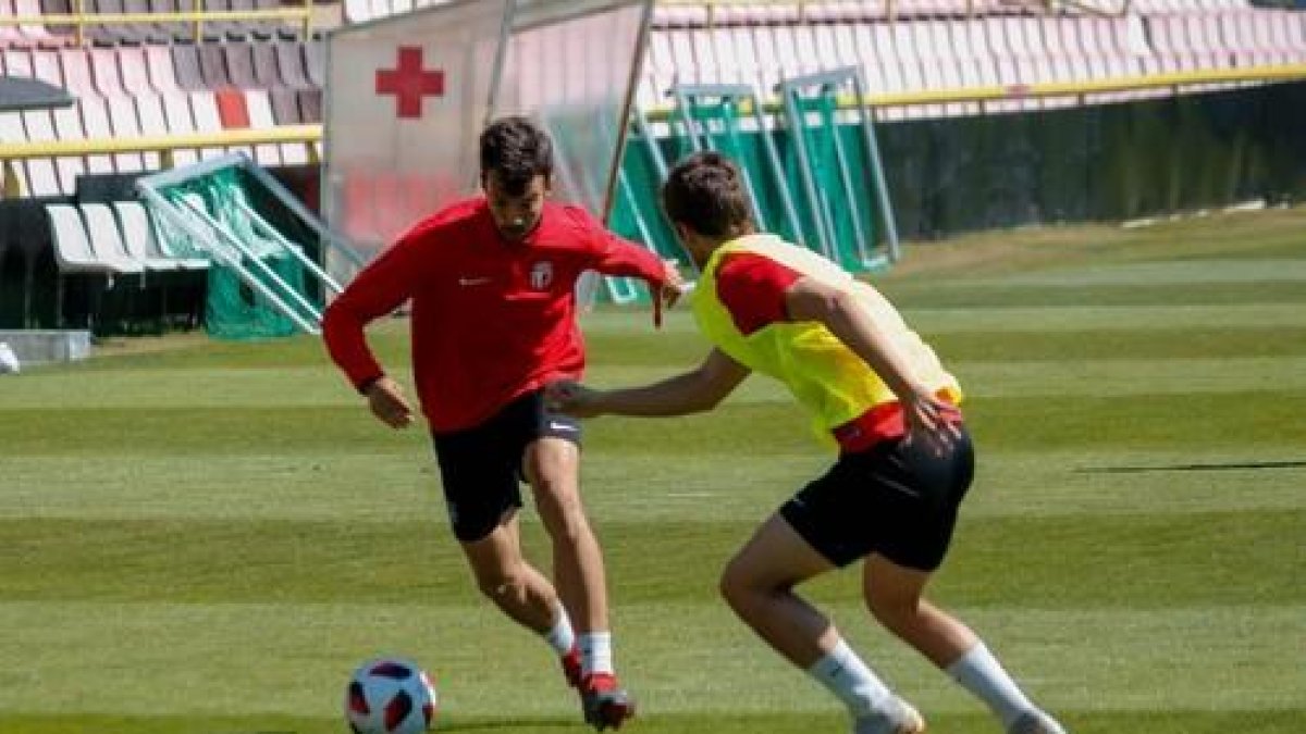 Fer Ruiz, durante un entrenamiento.-BURGOS CF
