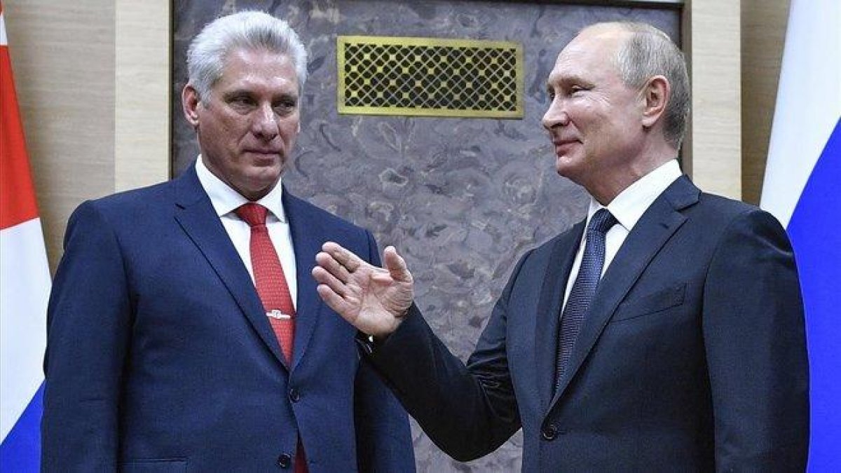 El presidente cubano, Miguel Díaz-Canel, y el ruso, Vladímir Putin, durante su encuentro este martes en Moscú.-ALEXANDER NEMENOV (AP)
