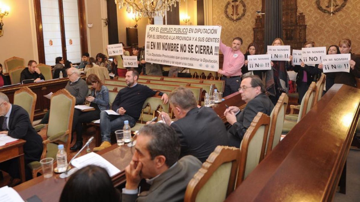 Algunos trabajadores acudieron al Pleno para defender la permanencia de la Diputación mediante la exhibición de varias pancartas reivindicativas.-I. L.M.