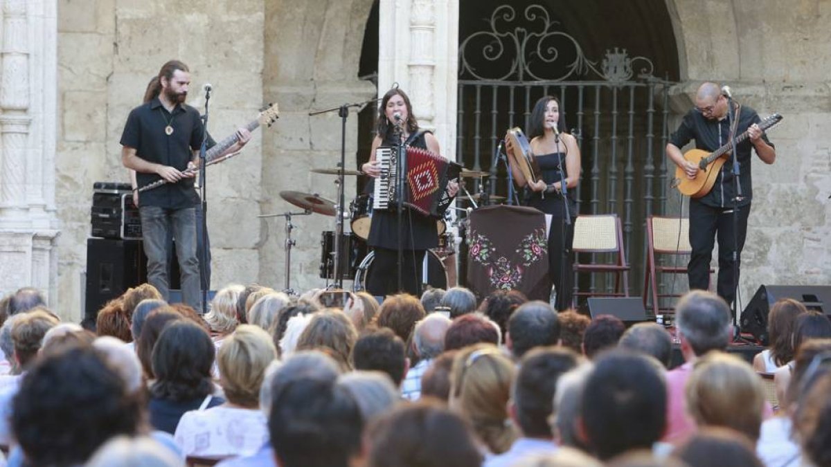 Las canciones de Kéltiber quedaron pintiparadas como banda sonora de un típico atardecer burgalés en el renacentista Patio de Romeros.-Raúl Ochoa