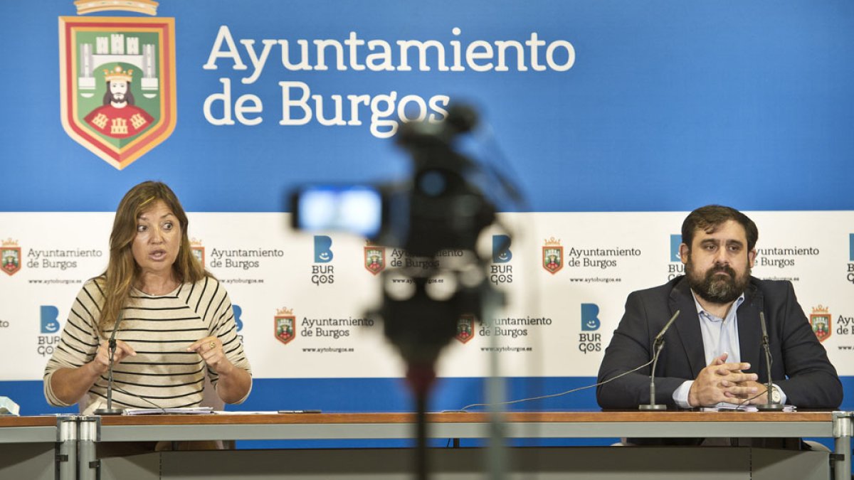 Carolina Blasco y Jorge Berzosa explican el contenido de las alegaciones al presupuesto. ISRAEL L. MURILLO