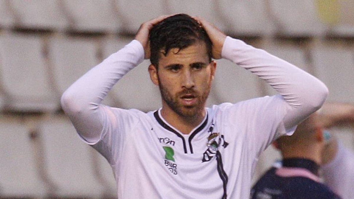 Manu Torres se lamenta durante un encuentro liguero.-SANTI OTERO