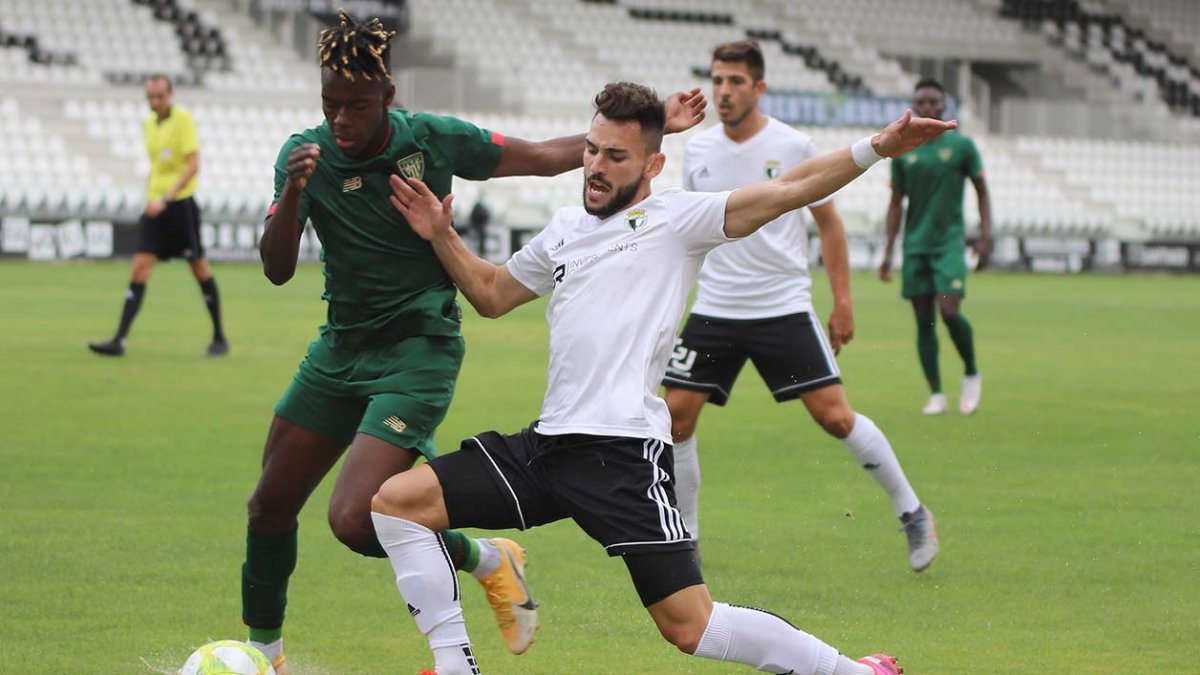 Lobato trata de frenar el avance de un delantero del Bilbao Athletic en el choque de ayer en El Plantío. BURGOS CF