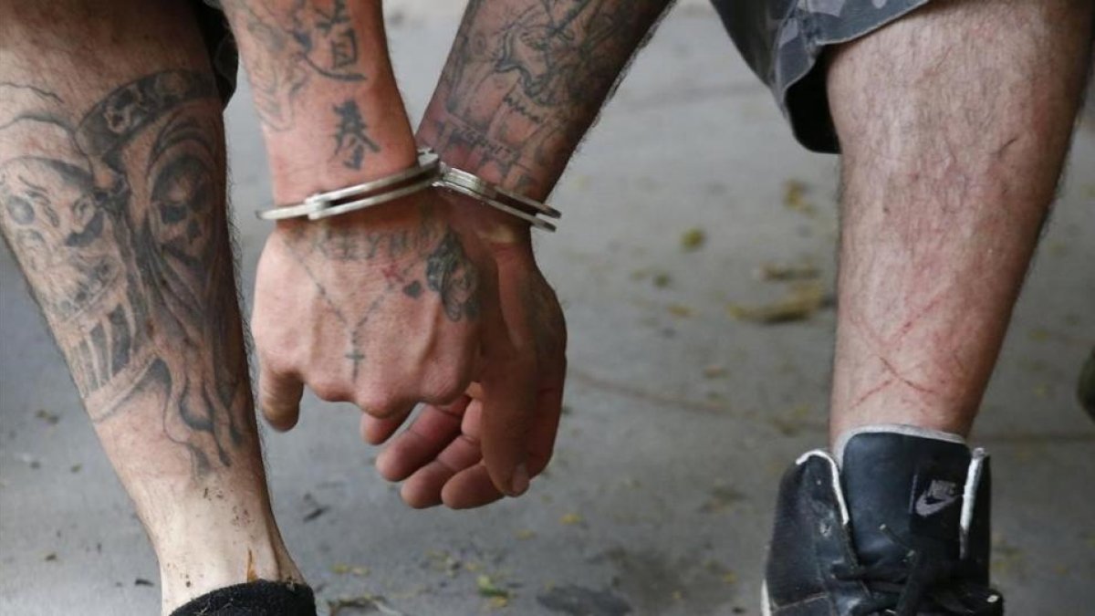 Un hombre permanece esposado tras ser detenido por agentes de la Patrulla Fronteriza de Estados Unidos el pasado mes de febrero.-EFE