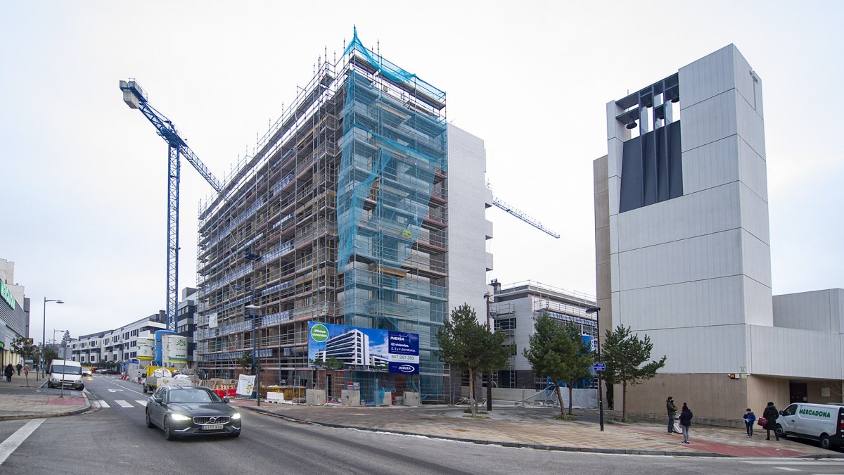 En la capital se ha visado casi la mitad de las nuevas viviendas proyectadas en la provincia. ISRAEL L. MURILLO