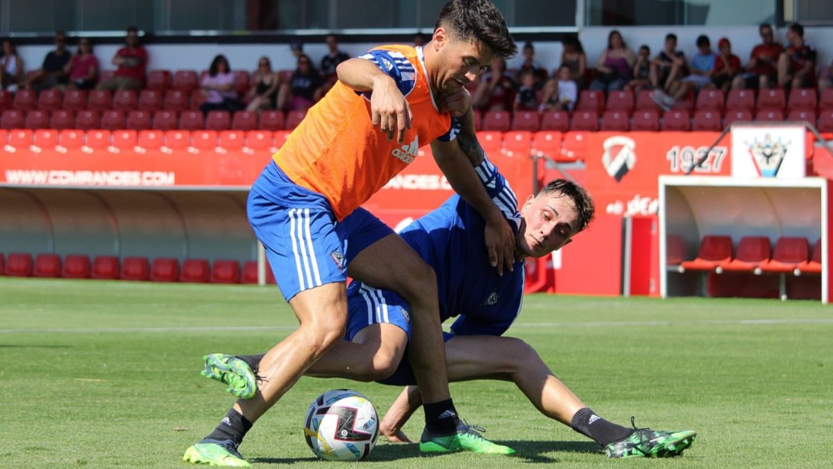 Lance del entrenamiento celebrado ayer en Anduva. TWITTER / @CDMIRANDES