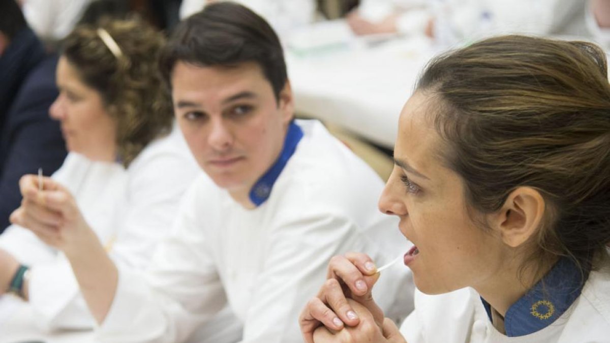 Participantes del taller ‘¡Olido cocina!’ realizan el test para conocer si son supergustadores.-ICAL