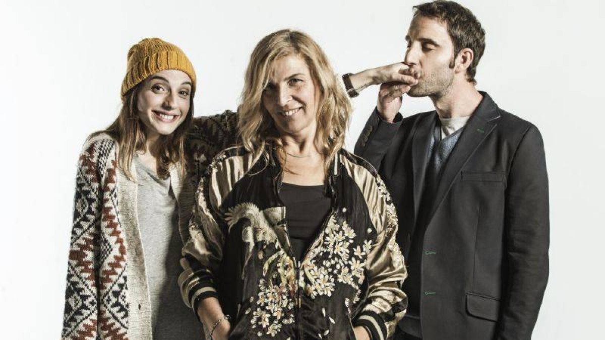 María Valverde y Dani Rovira se ponen bajo la batuta de Maria Ripoll (centro) en la comedia 'Ahora o nunca'.-Foto: ZETA CINEMA