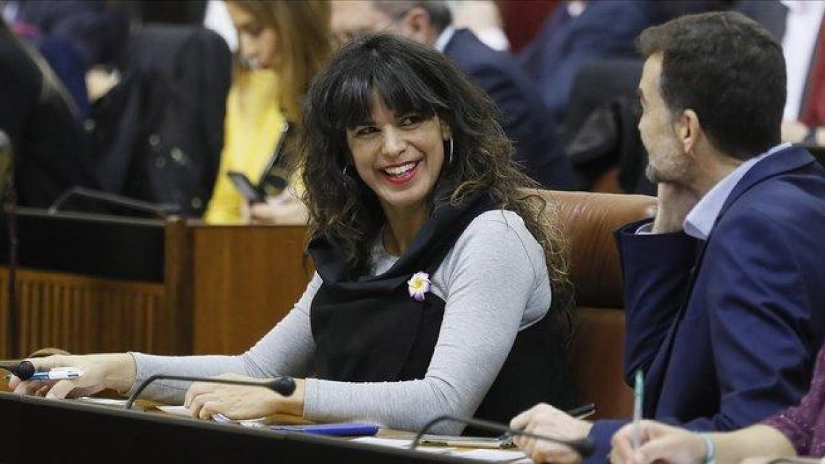 La líder de Adelante Andalucía, Teresa Rodríguez, junto al que fuera número dos de la formación y excoordinador de IU-CA, Antonio Maillo, en la investidura de Juanma Moreno en Andalucía / JOSE MANUEL VIDAL (EFE)-EFE / JOSÉ MANUEL VIDAL