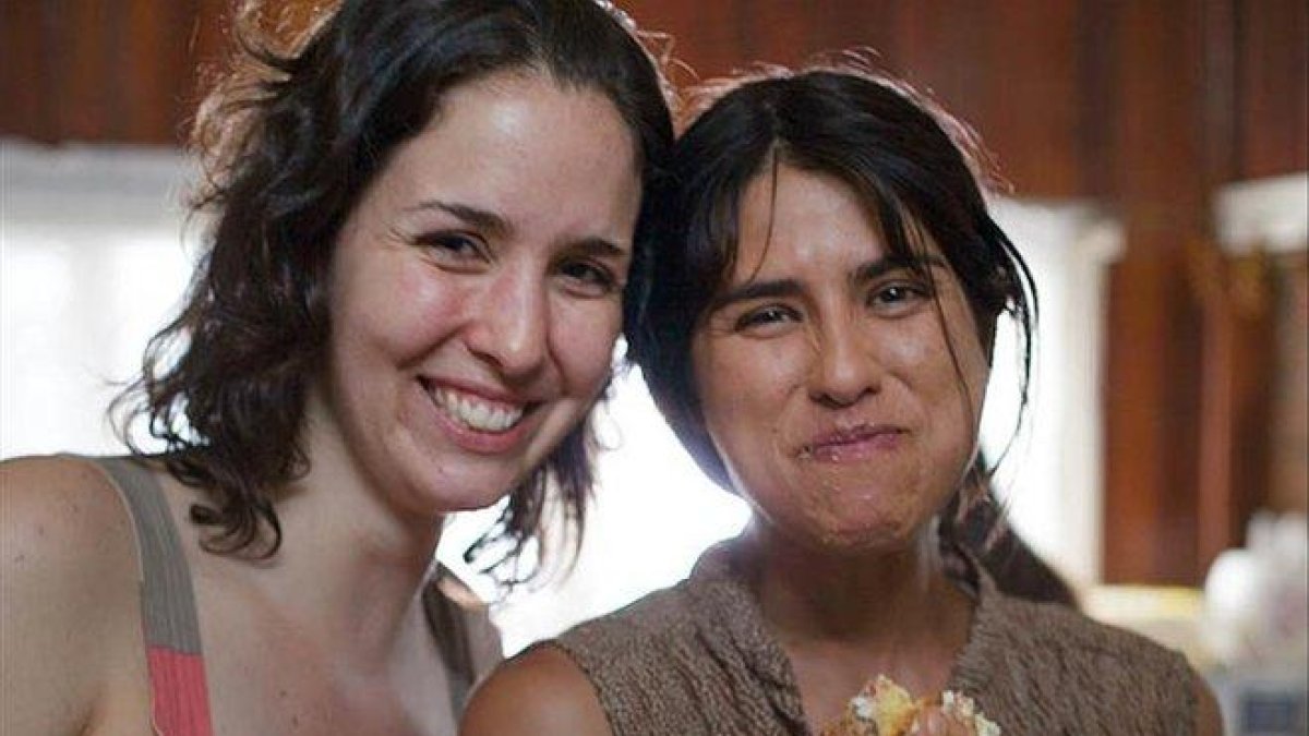 La realizadora Antonella Sudasassi con la protagonista de su película, Daniella Valenciano.-