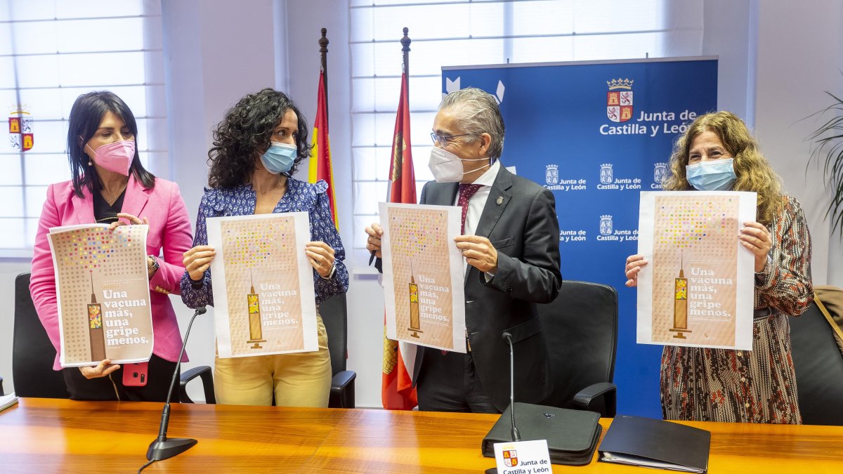Las responsables sanitarias y el delegado territorial de la Junta, en la presentación de la campaña contra la gripe . SANTI OTERO