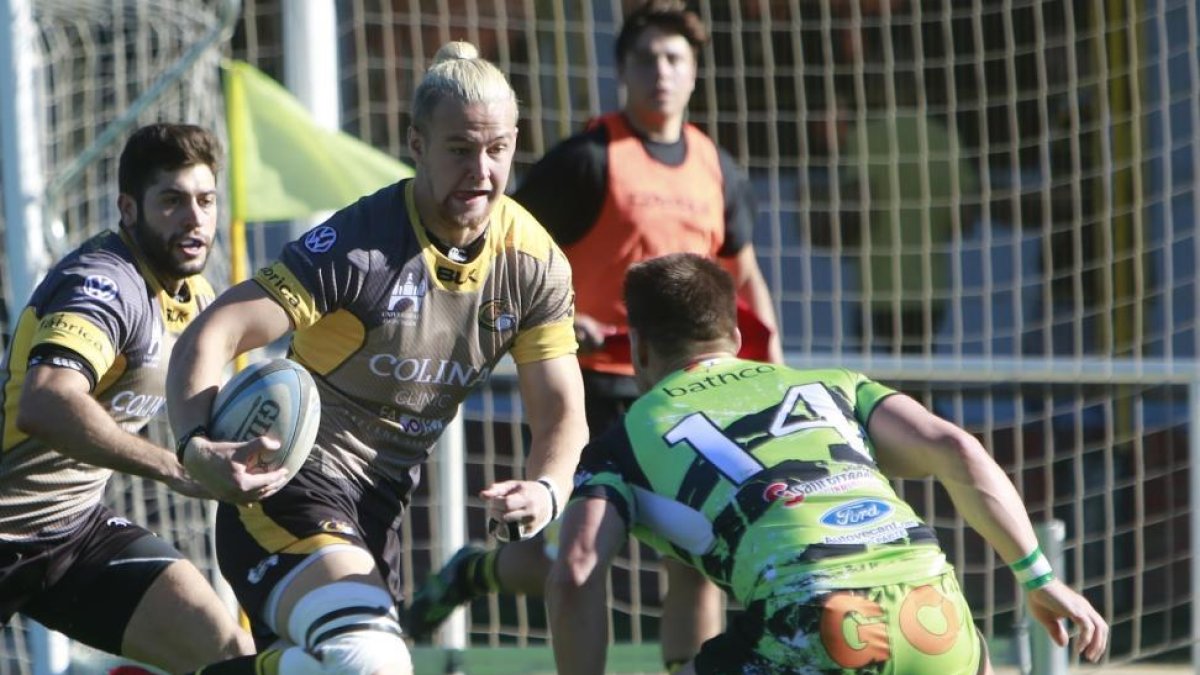 Potgieter se prepara para llegar al punto de encuentro con un rival.-RAÚL OCHOA