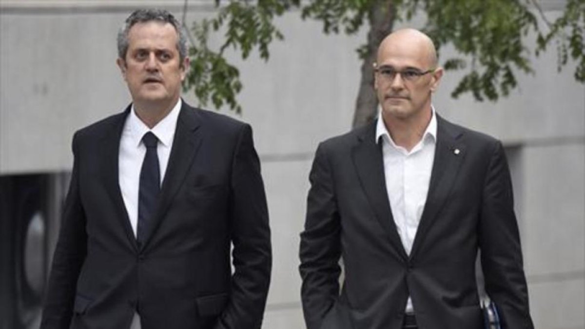 Joaquim Forn y Raül Romeva se dirigen a declarar ante la Audiencia Nacional, en una foto de archivo.-EL PERIÓDICO