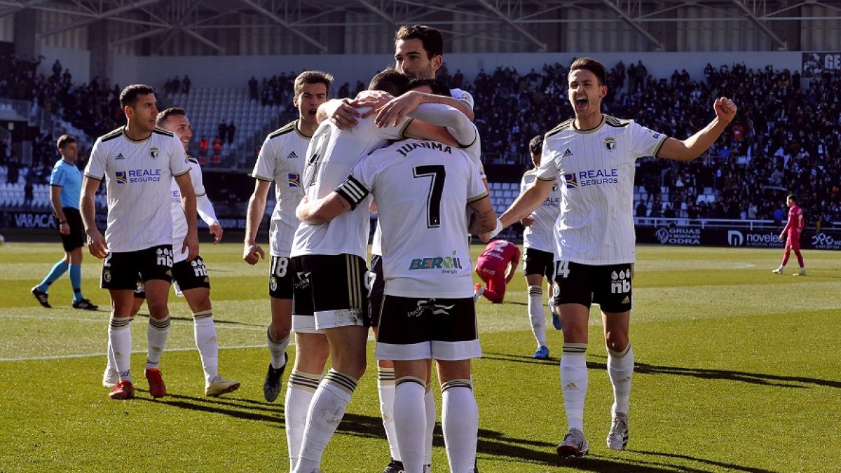 Los jugadores del Burgos celebran el primer gol de Juanma ante el Leganés. TOMÁS ALONSO