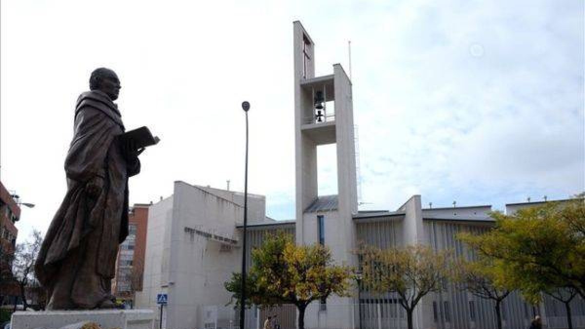 La parroquia de San Juan Maria de Vianney en el barrio del Zaidin de Granada, donde fue titular hasta su cese el lider de los Romanones, el sacerdote Román Martinez.-Foto: MAYKA NAVARRO