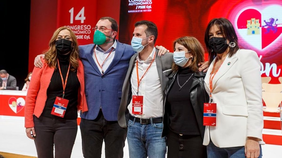 Virginia Barcones, Adrián Barbón, Luis Tudanca, Adriana Lastra y Ana Sánchez saludan a los delegados socialistas. S. OTERO