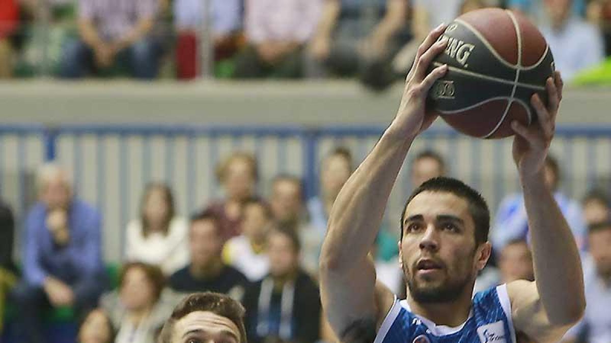 Álex López entra a canasta en el choque ante Joventut-Raúl G. Ochoa