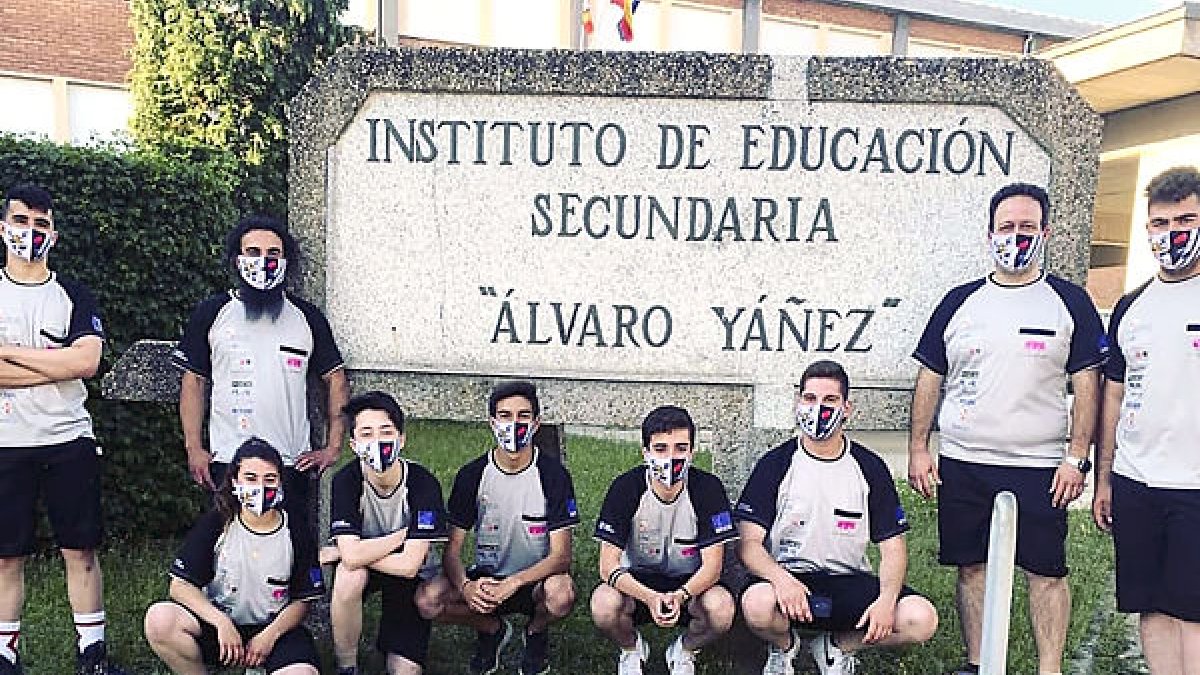 Los alumnos del instituto leonés ganador de la competición posan con el vehículo frente al centro educativo. ECB