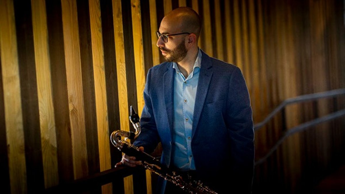 El clarinetista mirandés Igor Urruchi rinde homenaje al pintor José Manuel Fuentes. IGOR URRUCHI