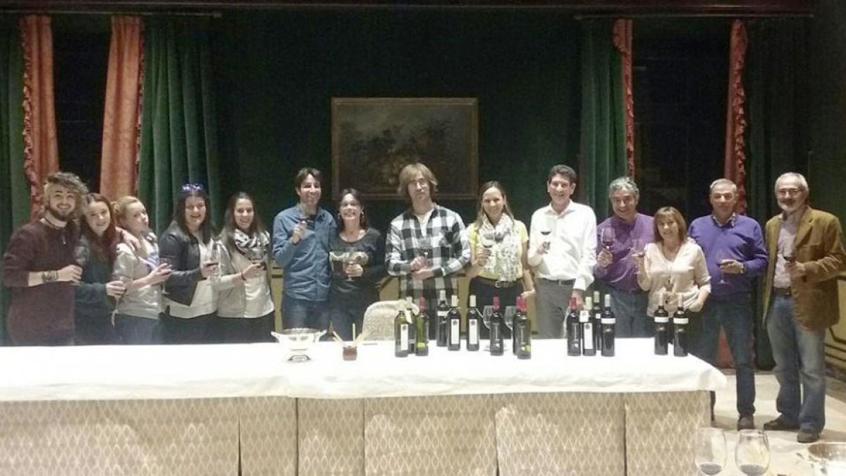 Al II Salón del Vino de Arlanza que se abre hoy en el Ayuntamiento, se sumael programa de catas ‘Al pan, pan, y al vino....Arlanza’ celebrado estos días.-ECB