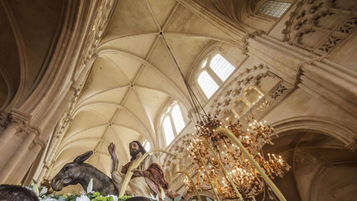 Los costaleros dando sus últimos pasos hasta llegar a la capilla de la Catedral.-SANTI OTERO