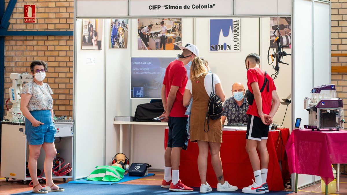 Imagen de uno de los stands de la muestra de FP. SANTI OTERO