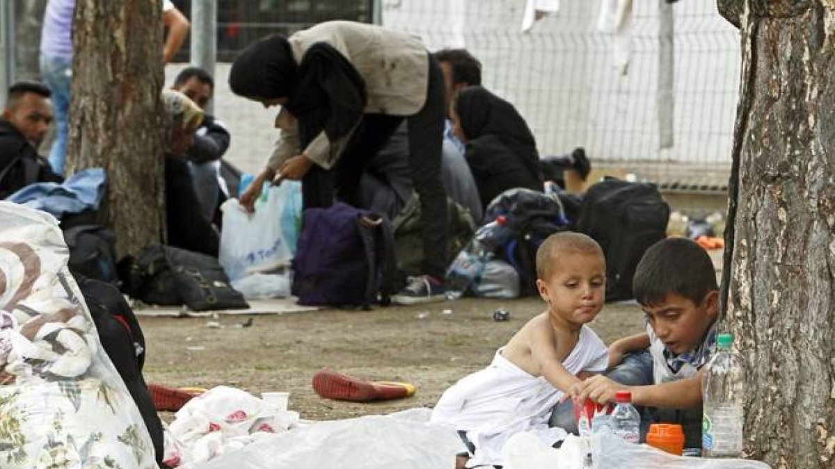 Un grupo de refugiados sirios hacen parada en Belgrado, en su camino hacia Europa.-EFE