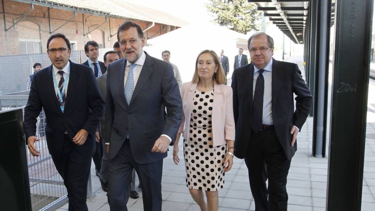 El presidente del gobierno,Mariano Rajoy junto al alcalde de Palencia, Alfonso Polanco, la ministra de Fomento, Ana Pastor y el presidente de la Junta, Juan Vicente Herrera,en la estación de Palencia en la inauguración de la línea de tren de alta velocida-Ical
