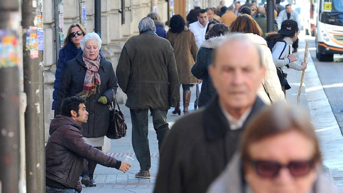 Un hombre pide limosna enuna calle burgalesa.-ISRAEL L. MURILLO