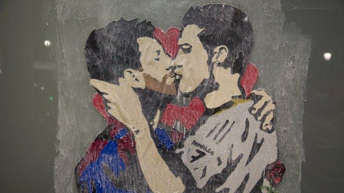 El grafitero TVBoy plantó a Messi y Ronaldo besándose, en el Paseo de Gracia en el 2017.-JULIO CARBÓ