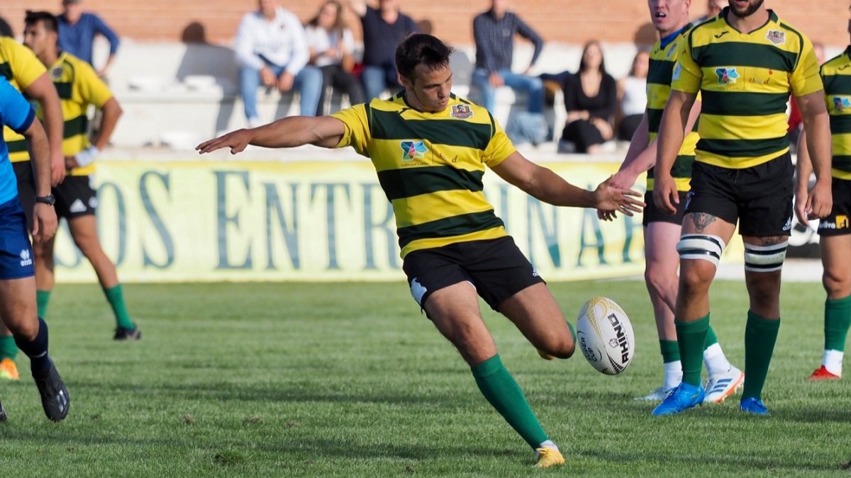 Tomás Carrió, apertura del Aparejadores, gana metros con el pie en el partido disputado por los Iberians en Valladolid. EL MUNDO DIARIO DE VALLADOLID