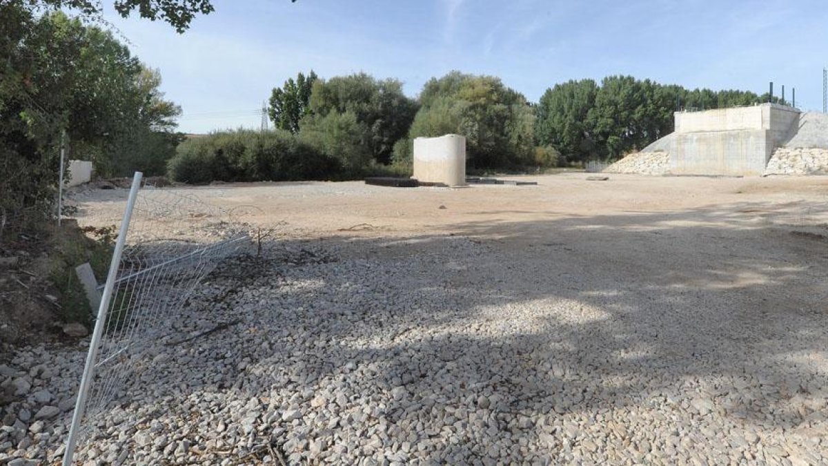 Según la Delegación del Gobierno, se está procediendo a gestionar los traslados del material para el montaje de la cimbra para la reconstrucción del nuevo tablero, pero las obras parecen paradas.-ISRAEL L. MURILLO