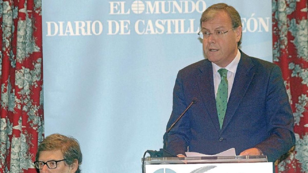 El alcalde de León, Antonio Silván, en un momento de su intervención en el foro del CES en la capital leonesa.-Bruno Moreno