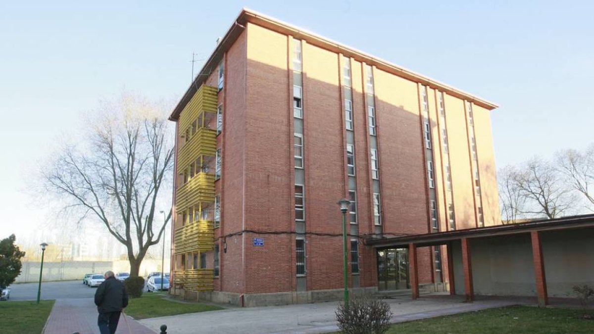 Este edificio, ahora desuso por falta de mantenimiento, fue utilizado hace años por la Guardia Civil.-RAÚL G. OCHOA