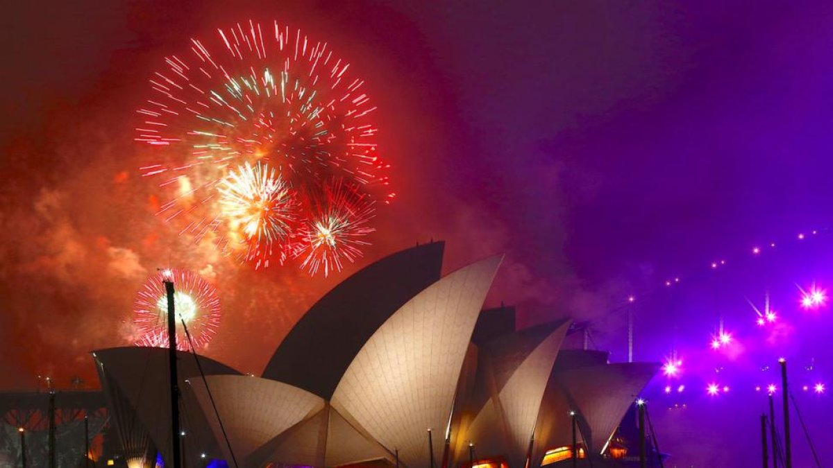 La Ópera de Sydney ha sido el marco, una vez más, de una de las bienvenidas al Año Nuevo más tempraneras y espectaculares del mundo.-REUTERS