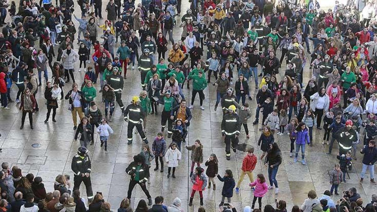 La iniciativa finalizó con cientos de burgaleses bailando.-RAÚL G. OCHOA