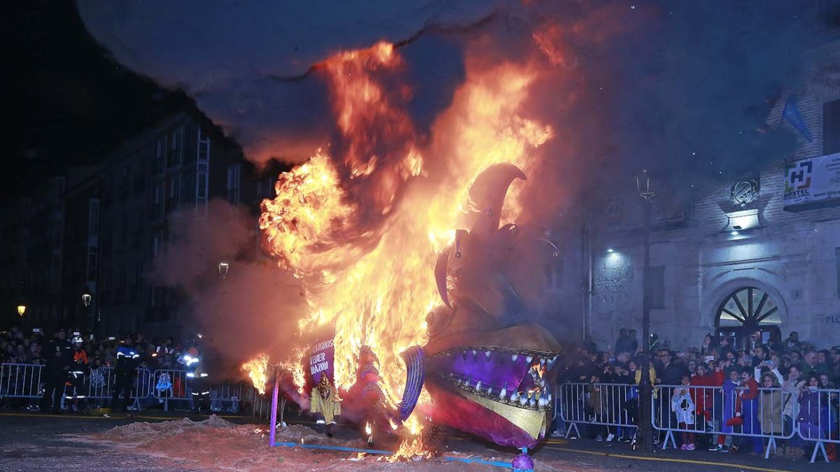 Mucho público en la quema de la sardina, durante la que se interpretó el Himno a Burgos. RAÚL OCHOA