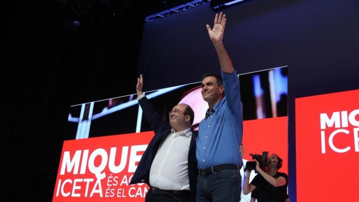 Los líderes del PSC y el PSOE, Miquel Iceta y Pedro Sánchez, el pasado sábado en Barcelona.-ELISENDA PONS