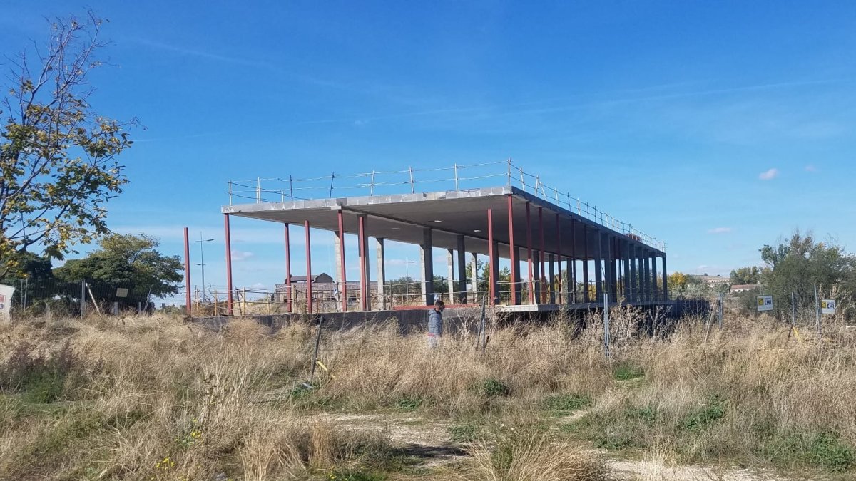 Imagen de la obra paralizada de la futura sede de la Policía Local. L. V. L