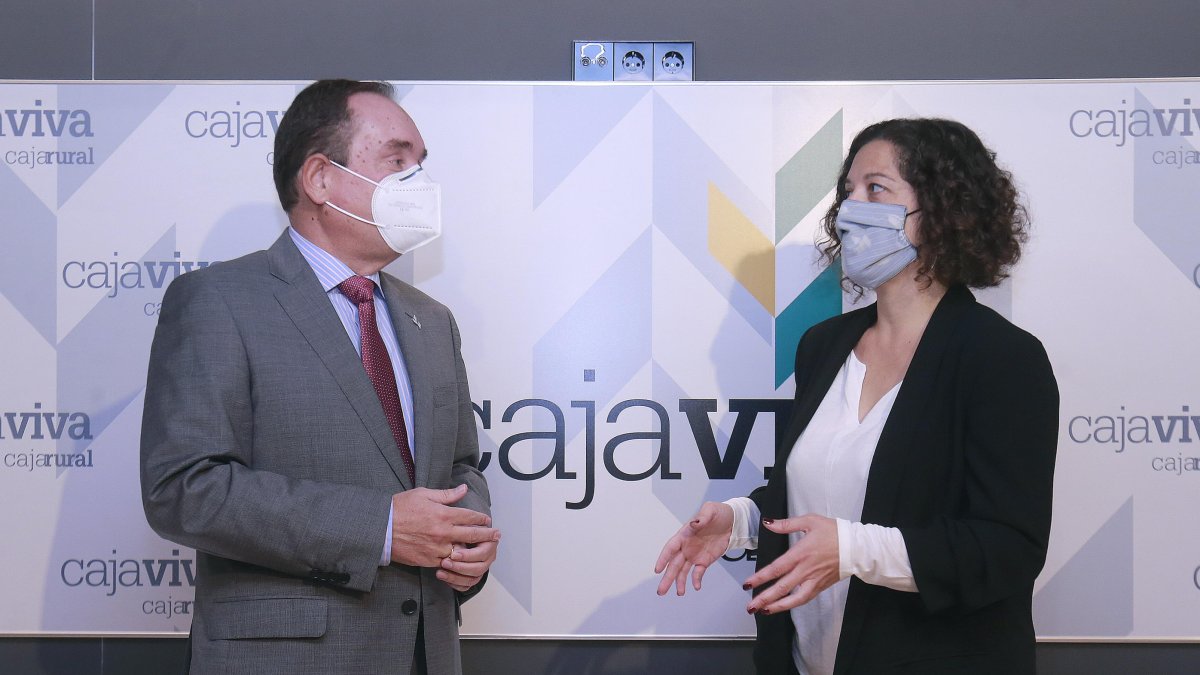 Ramón Sobremonte (Cajaviva) y Rosalía Santaolalla (APBU) charlan antes de la presentación. RAÚL. G. OCHOA