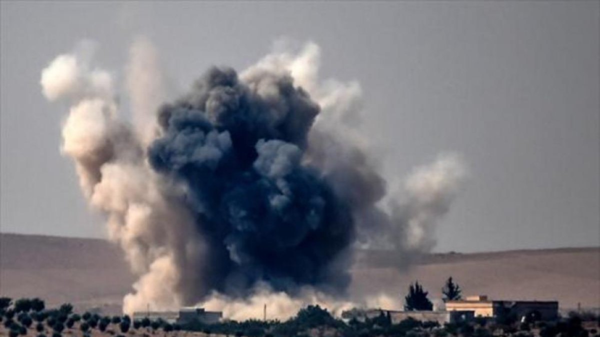 El humo se eleva sobre la ciudad siria de Jarabulus, ayer, durante los bombardeos de cazas turcos.-AFP / BULENT KILIC